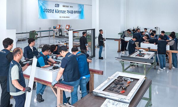 KCC는 최근 프리미엄 하이엔드 창호 브랜드 ‘Klenze(클렌체)’의 가시공이 가능한 대리점 네트워크인 ‘Klenze&nbsp;이맥스 클럽(e-MAX Club)’ 회원사를 대상으로 ‘Klenze&nbsp;가시공 아카데미’를 진행했다. 사진 KCC [뉴스락]