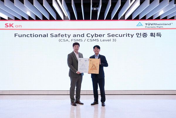 박기수&nbsp;SK온 연구개발(R&D)&nbsp;본부장(우측)과 노진표&nbsp;TUV라인란드 코리아 기능 안전 및 사이버 보안 아시아 총괄 이사(좌측)가 9일(수)&nbsp;오후 대전&nbsp;SK온 배터리 연구원에서 사이버 보안 인증(CSA)&nbsp;등 국제 인증 수여식 행사 후 기념 촬영에 임하고 있다. SK온 제공 [뉴스락]