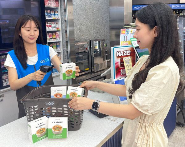 GS리테일이 운영하는 편의점&nbsp;GS25는 디저트 전문 브랜드 로로멜로와 손잡고 업계 최초로 선보인 '아이스브륄레'&nbsp;시리즈의 하루 매출이&nbsp;1억&nbsp;5천만원을 넘어섰다.&nbsp;GS리테일 제공 [뉴스락]