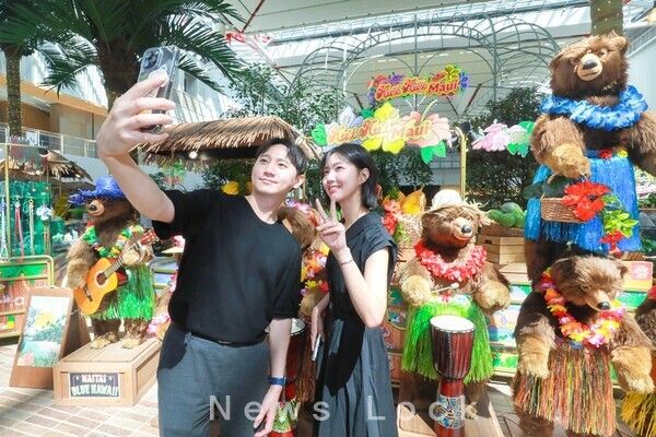11일 오전, 서울 영등포구에 위치한 현대백화점 더현대 서울 5층의 실내정원 사운즈 포레스트에서 진행되고 있는 ‘후이 후이 마우이(Hu‘i Hu‘i Maui)’ 여름 테마 행사장을 방문한 고객들이 기념사진을 찍고 있다. 현대백화점 제공 [뉴스락]