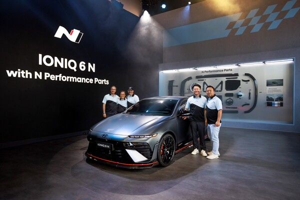 지난 10일 (현지시각) 영국 웨스트서식스에서 열린 자동차 축제 ‘굿우드 페스티벌 오브 스피드’에 참석한 (오른쪽부터)현대차 N매니지먼트실 박준우 상무, 글로벌사업관리본부장 이영호 부사장, 차량개발담당 만프레드 하러(Manfred Harrer) 부사장, 전동화개발담당 한동희 부사장, 유럽디자인센터장 에두와르도 라미레즈 (Eduardo Ramírez) 디렉터가 N 퍼포먼스 파츠가 장착된 IONIQ 6 N 옆에서 기념촬영을 하고 있는 모습. 현대차 제공 [뉴스락]