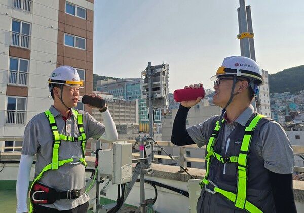 현장 근무 중 식수를 마시는&nbsp;LG유플러스 직원의 모습. LG유플러스 제공 [뉴스락]