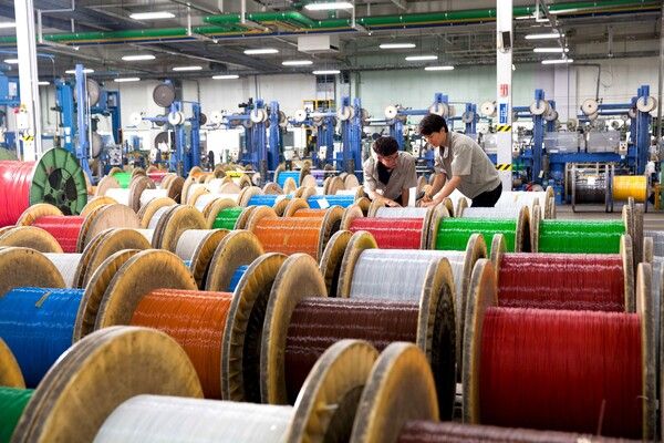 LS전선은 반복적인 움직임에도 견딜 수 있는 고유연성(High-Flex)의 산업용&nbsp;USB&nbsp;케이블을 국내 최초로 출시했다. 사진 LS전선 [뉴스락]