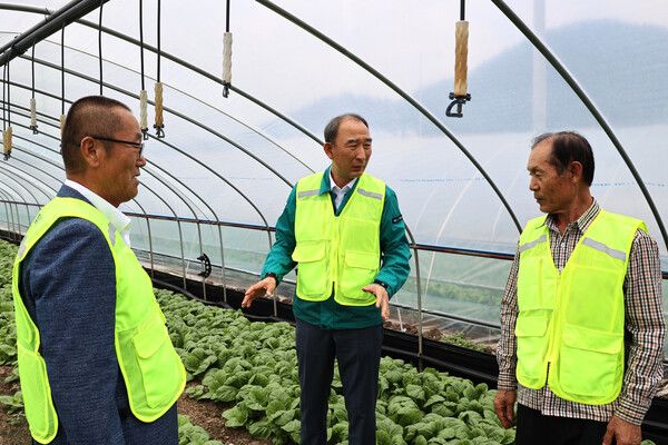 NH농협생명은 대구경북원예농협을 방문해 혹서기 온열질환 예방을 위한 안전물품을 전달했다. NH농협생명 제공 [뉴스락]