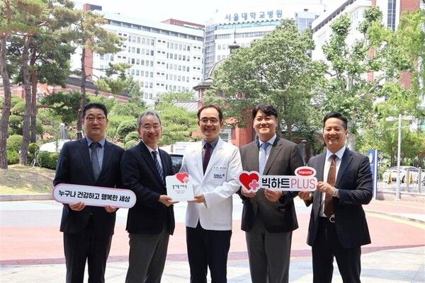 희귀질환 치료제 개발에 매진하고 있는 한미그룹이 전국 의약사들과 함께 마음을 모아,&nbsp;단장증후군 환우를 비롯해 간암·유방암·뇌경색 등 중증질환으로 힘든 시간을 보내고 있는 이웃들에게 성금을 전달했다. 한미그룹 제공 [뉴스락]