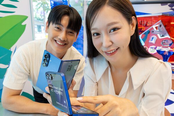 모델들이&nbsp;KT ‘갤럭시&nbsp;Z&nbsp;폴드7·Z&nbsp;플립7’&nbsp;사전 예약을 소개하고 있다. KT 제공 [뉴스락]