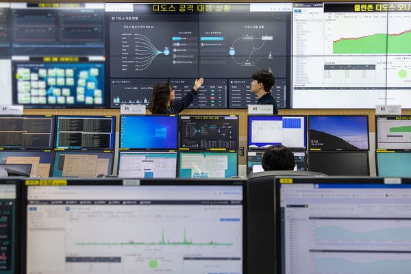 경기도 과천시&nbsp;KT&nbsp;네트워크 관제센터에서&nbsp;KT&nbsp;직원들이 정보보안 현황을 모니터링하고 있다. KT 제공 [뉴스락]