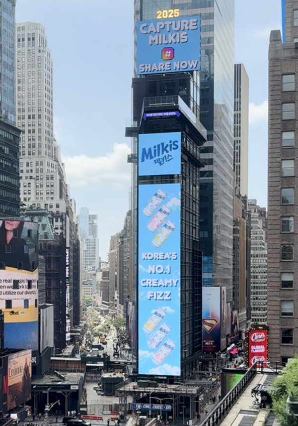 롯데칠성음료가 미국 뉴욕 타임스퀘어에서&nbsp;14일(현지시간 기준) 밀키스 옥외광고를 진행하고 Spicy Meets Smooth 마케팅 캠페인을 펼쳤다. 롯데칠성음료 제공 [뉴스락]
