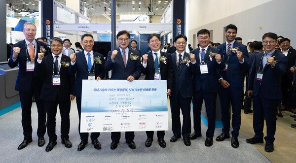 두산에너빌리티가 한국풍력산업협회 주관으로&nbsp;2일 부산 벡스코에서 개막한&nbsp;‘2025&nbsp;해상풍력 공급망 컨퍼런스 전시회’에서 국내&nbsp;9개 협력사와 공급망 활성화를 위한 상생협약을 체결했으며, (왼쪽&nbsp;3번째부터)&nbsp;두산에너빌리티 정연인 부회장,&nbsp;우원식 국회의장,&nbsp;한국풍력산업협회 김형근 회장,&nbsp;산업통상자원부 양병내 무역위원회 상임위원 등 주요 인사들이 기념촬영을 하고 있다. 두산에너빌리티 제공 [뉴스락]