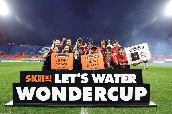 SK매직이 후원하고 제주SK FC가 주최·주관한 제주 지역 여자 풋살대회 'SK매직&nbsp;LET'S WATER WONDER CUP'이 지난&nbsp;19일 제주월드컵경기장에서 열린 시상식을 끝으로 성황리에 막을 내렸다.&nbsp;SK매직 제공 [뉴스락]