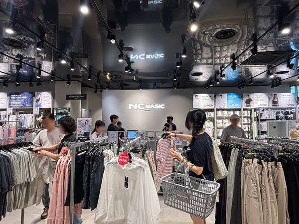 이랜드리테일의 패션 브랜드&nbsp;NC베이직이 지난&nbsp;6월&nbsp;21일&nbsp;NC고잔점에 정규&nbsp;2호점 오픈 한 달 만에 전년 동기 대비&nbsp;556%의 매출 성장률을 기록하며 흥행에 성공했다. 이랜드리테일 제공 [뉴스락]