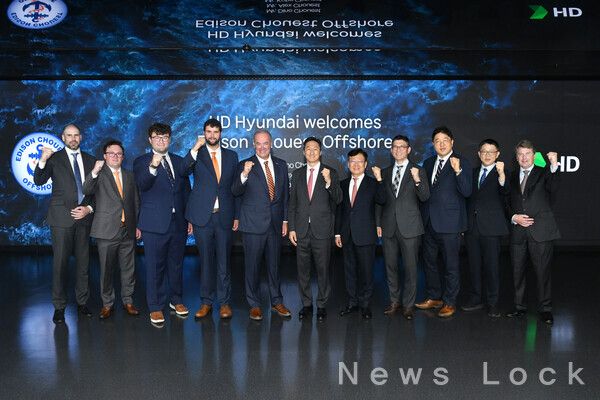 HD현대와 ‘에디슨 슈에스트 오프쇼어(Edison Chouest Offshore)’ 社가 최근 미국 내 컨테이너 운반선 공동 건조를 위한 세부 협력방안 등을 논의했다(사진 오른쪽에서 여섯번째부터 정기선 HD현대 수석부회장, 디노 슈에스트(Dino Chouest) 에디슨 슈에스트 오프쇼어 대표). HD현대 제공 [뉴스락]