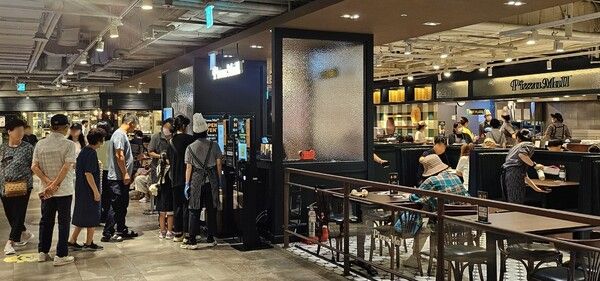 이랜드이츠의 피자 전문 브랜드 피자몰이 지난 24일 오픈한 신규 뷔페 매장 '피자몰 NC강서점'에 오픈 당일 런치 타임에만 200명이 넘는 고객의 방문이 이어졌다. 이랜드이츠 제공 [뉴스락]
