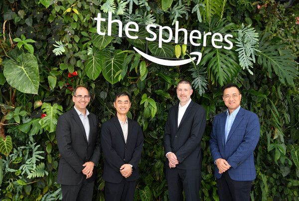 현대제철-AWS&nbsp;주요 임원들이 협약을 체결한 후 기념촬영을 하고 있다. (왼쪽부터&nbsp;AWS Martyn Mallick&nbsp;부사장,&nbsp;현대제철 김승회 상무, AWS Kerry Person&nbsp;부사장,&nbsp;현대제철 김후곤 상무). 현대제철 제공 [뉴스락]