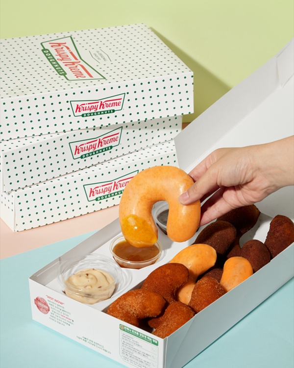 크리스피크림 도넛이 출시한 신 메뉴 픽앤딥 도넛이 출시 이후&nbsp;4주간 누적 판매량&nbsp;40만개 이상을 돌파했다. 롯데GRS 제공 [뉴스락]