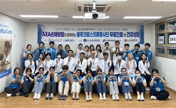 AXA손해보험 한스 브랑켄 대표이사와 사단법인 블루크로스 장여구 총단장 이구립용산장애인복지관에서 의료봉사활동 후 블루크로스 소속 재능나눔 의료진 및 봉사단,&nbsp;악사손보 임직원들과 기념 촬영을 하고 있다. AXA손해보험 제공 [뉴스락]