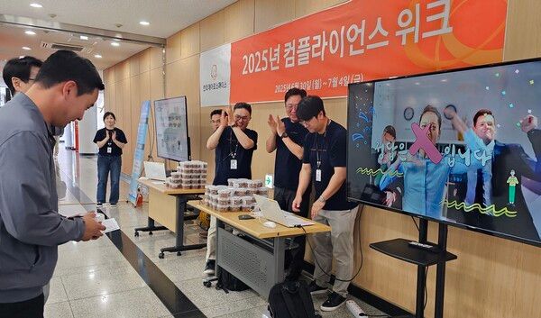 한화에어로스페이스 임직원들이&nbsp;지난 2일&nbsp;아산사업장에서 진행된 '컴플라이언스 위크' 행사에 참여하고 있다. 한화에어로스페이스 제공 [뉴스락]