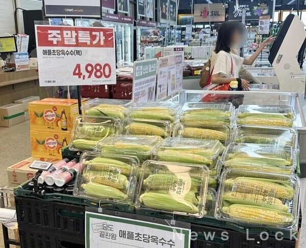 이마트에브리데이 매장에 진열된 '이색 인기 농산물' 초당옥수수. 이마트와 에브리데이의 통합 매입으로 트렌디한 신선식품 공급을 늘릴 수 있었고, 통합 매입에 통합 ERP도 이에 기여하고 있다. 이마트 제공 [뉴스락]