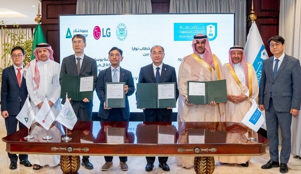 LG전자는&nbsp;지난 3일(현지시간) 사우디아라비아&nbsp;리야드에서&nbsp;부산대학교,&nbsp;킹사우드대학교,&nbsp;셰이커&nbsp;그룹과&nbsp;함께&nbsp;고온&nbsp;건조한&nbsp;사막&nbsp;지역과&nbsp;고온&nbsp;다습한&nbsp;열대&nbsp;지역&nbsp;등&nbsp;이른바&nbsp;‘혹서지’&nbsp;환경에&nbsp;최적화된&nbsp;HVAC&nbsp;기술&nbsp;공동&nbsp;연구를&nbsp;진행하기로 했다. 사진 LG전자 [뉴스락]