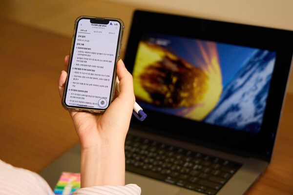 SKT&nbsp;모델이 에이닷 ‘노트’ 웹 버전 실시간 요약 기능을 사용하는 모습. SKT 제공 [뉴스락]