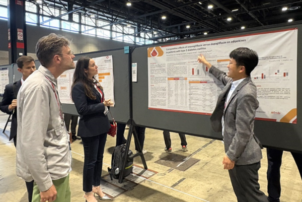 ▲류영상 조선대학교 내분비대사내과 교수(맨 오른쪽)가 참관객에게 연구 결과를 설명하고 있다. 대웅제약 제공 [뉴스락]