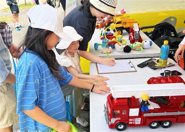 2024년 6월 진행한 ‘지구를 지키는 토이스토리’ 캠페인에서 장난감을 기부 받는 모습. 중앙홀딩스 제공 [뉴스락]