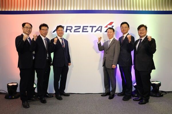 서울 마곡사무소에서 진행된&nbsp;AIRZETA&nbsp;출범식에서 김관식대표(중앙 왼쪽)와 소시어스 이병국대표(중앙 오른쪽)가 한국교통본부 장동철본부장,&nbsp;인천광역시 박광근 국장,&nbsp;한국투자파트너스 황만순대표,&nbsp;항공안전기술원 황호원원장과&nbsp;‘AIRZETA’현판을 공개하고 있다.. 에어인천 제공 [뉴스락]