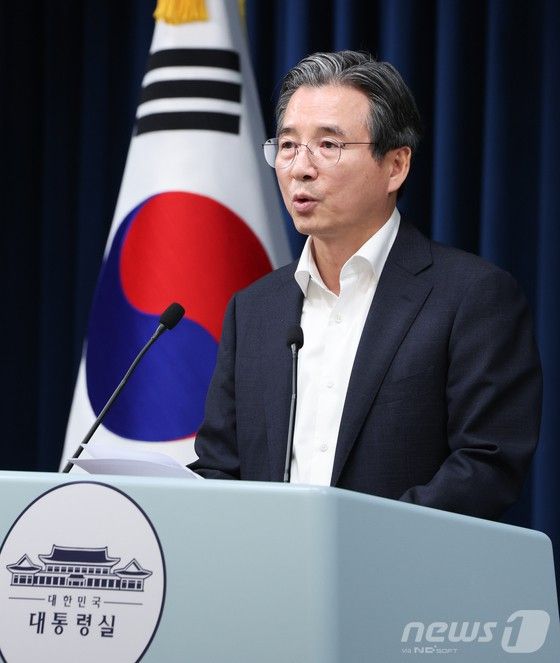 김용범 정책실장이 31일 서울 용산구 대통령실 청사에서 한국형 차세대 전력망 관련 브리핑을 하고 있다.