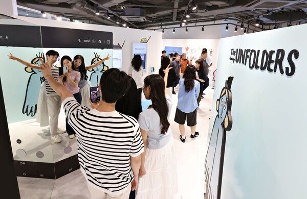 삼성전자가 지난달&nbsp;25일부터 서울 코엑스 전역에서 운영 중인&nbsp;'The&nbsp;Galaxy UNFOLDERS(더 갤럭시 언폴더스)' 체험존이 15일 만에 누적&nbsp;방문객&nbsp;10만 명을 돌파하며 큰 인기를 끌고 있다. 사진 삼성전자 [뉴스락]