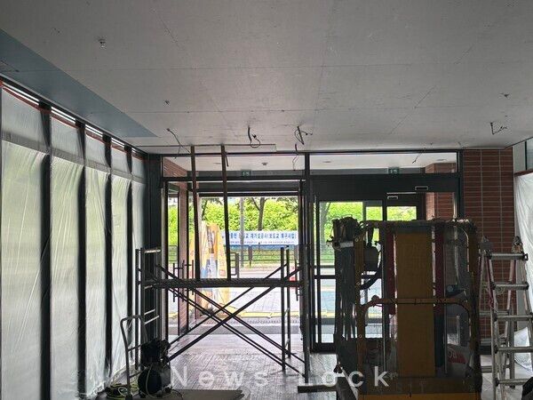 막대기로 받쳐놓은 부분이 누수가 일어났던 천장 부분. 사진=김도연 기자 [뉴스락]