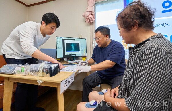 대부도 주민이 근감소증 분석 솔루션 ‘엑소메드-딥사크’를 통해 근감소 상태를 확인하고 있다.