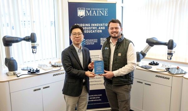 두산로보틱스 김현수 상무(왼쪽)가 메인대학교 첨단제조센터 브래들리 덴홀름(Bradley Denholm)&nbsp;부소장과 기념사진을 촬영하고 있다. 두산 제공 [뉴스락]