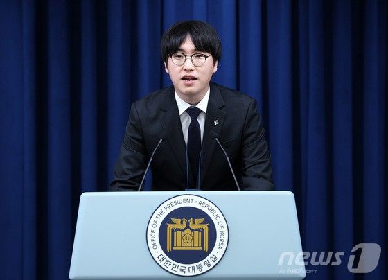 하정우 AI미래기획수석이 19일 서울 용산구 대통령실 청사에서 이공계특별법 관련 브리핑을 하고 있다.