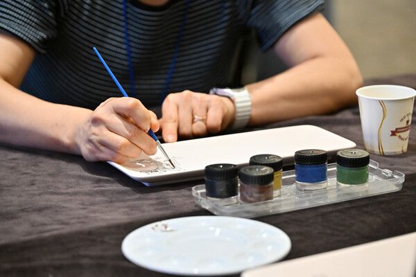 소아암 환아와 가족을 위한 여름캠프 행사에서 참가자들이 도자기 페인팅을 체험하고 있다. 사진 호반그룹 [뉴스락]