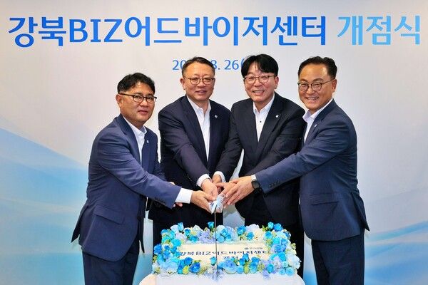 지난&nbsp;26일&nbsp;LG서울역빌딩에서 열린&nbsp;'강북BIZ어드바이저센터'&nbsp;개점식에&nbsp;(왼쪽부터)&nbsp;박종화 강북BIZ어드바이저센터&nbsp;RM지점장,&nbsp;정진완 은행장,&nbsp;김동성 강북BIZ어드바이저센터장,&nbsp;배연수 우리은행 기업그룹장이 참석해 기념촬영을 하고 있다. 우리은행 제공 [뉴스락]