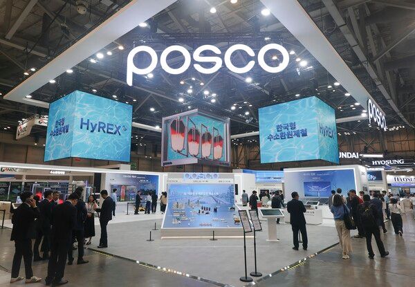 8월 27일 개막한 ‘2025 기후산업국제박람회’에서 관람객들이 포스코그룹 통합 전시관을 둘러보고 있다. 사진=포스코홀딩스 [뉴스락]