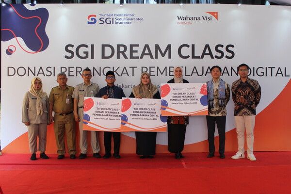 지난 26일 인도네시아 자카르타 SDN Cilincing 07 초등학교에서 열린 'SGI 드림클래스 전달식'에서 오상훈 SGI서울보증 자카르타 대표사무소장(오른쪽에서 두 번째)과 교직원들이 기념촬영을 하고 있다. SGI서울보증 제공 [뉴스락]