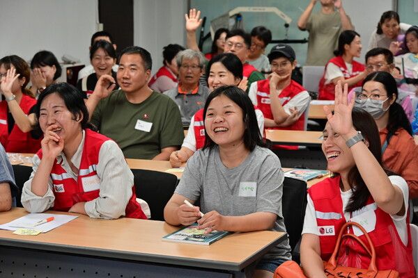 올해 장애인 기관 20곳을 찾아 활동을 이어가며, 장애인 고객과 시니어 고객 등 누구나 편리하고 안전하게 가전을 사용하도록 지원하고 차별화된 고객경험을 지속 제공할 계획이다. 사진=LG전자 [뉴스락]