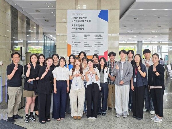 한샘이 지난&nbsp;26일&nbsp;서울&nbsp;마포구에&nbsp;위치한&nbsp;상암&nbsp;본사에서&nbsp;디자인&nbsp;산학&nbsp;협력&nbsp;프로그램&nbsp;'코리아디자인멤버십플러스'&nbsp;최종&nbsp;프레젠테이션과&nbsp;수료식을&nbsp;진행했다. 한샘 제공 [뉴스락]