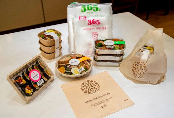 아워홈이 친환경 제품 사용 확대를 통한&nbsp;ESG&nbsp;경영 강화를 위해 친환경 제품&nbsp;2종을 개발해 전국 단체급식,&nbsp;외식 매장에 도입했다. 아워홈 제공 [뉴스락]