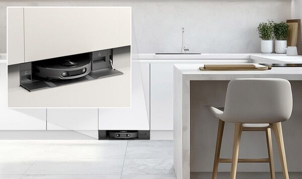 LG전자가 사용할 때만 모습을 보이는 빌트인 디자인과 본체와 스테이션 모두에 강력한 스팀 기능을 장착한 로봇청소기 신제품을 내달 5일 유럽 최대 가전 전시회 IFA 2025에서 선보인다. 싱크대 걸레받이 부분에 설치가 가능한 빌트인형 '히든 스테이션'의 모습. 사진=LG전자 [뉴스락]