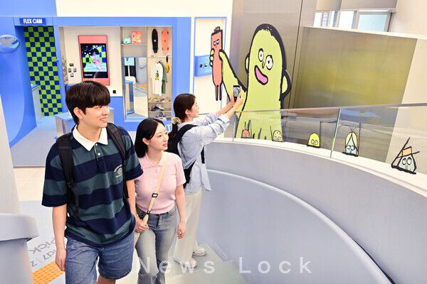 삼성 강남에 새롭게 오픈한 장 줄리앙 종이 인형 모티브의 ‘갤럭시 Z 폴드7∙Z 플립7’ 전시 체험존. 삼성전자 제공 [뉴스라ㄱ]