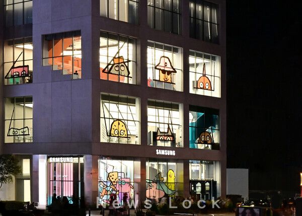 삼성 강남에 새롭게 오픈한 장 줄리앙 종이 인형 모티브의 ‘갤럭시 Z 폴드7∙Z 플립7’ 전시 체험존. 삼성전자 제공 [뉴스라ㄱ]