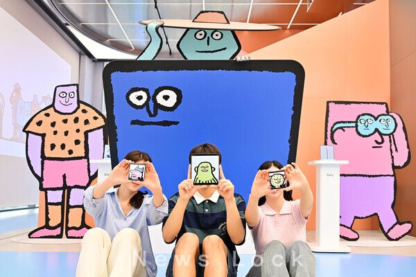 삼성 강남에 새롭게 오픈한 장 줄리앙 종이 인형 모티브의 ‘갤럭시 Z 폴드7∙Z 플립7’ 전시 체험존. 삼성전자 제공 [뉴스라ㄱ]