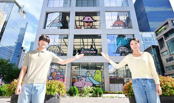 삼성 강남에 새롭게 오픈한 장 줄리앙 종이 인형 모티브의 ‘갤럭시 Z 폴드7∙Z 플립7’ 전시 체험존. 삼성전자 제공 [뉴스라ㄱ]