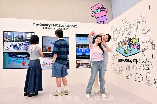 삼성 강남에 새롭게 오픈한 장 줄리앙 종이 인형 모티브의 ‘갤럭시 Z 폴드7∙Z 플립7’ 전시 체험존. 삼성전자 제공 [뉴스라ㄱ]