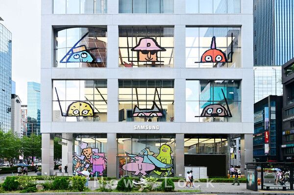 삼성 강남에 새롭게 오픈한 장 줄리앙 종이 인형 모티브의 ‘갤럭시 Z 폴드7∙Z 플립7’ 전시 체험존. 삼성전자 제공 [뉴스라ㄱ]