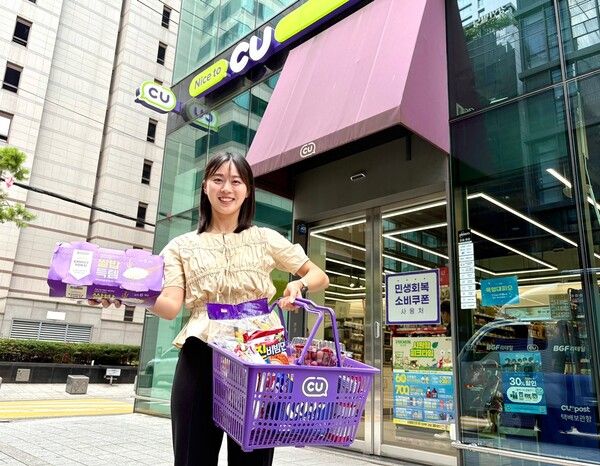 CU가 편의점 장보기 수요를 겨냥해 라면,&nbsp;즉석밥 등 생필품을 위주로 파격 할인 프로모션을 펼치고 고객들의 알뜰 쇼핑 전격 지원에 나선다. CU 제공 [뉴스락]