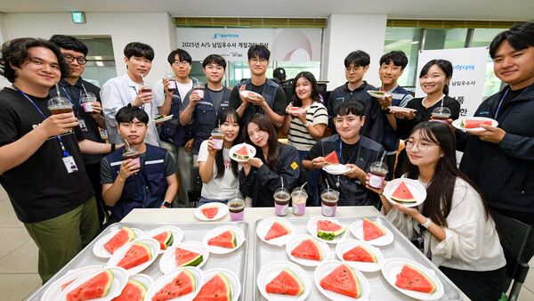 현대모비스가 경남 양산시에 위치한 성우하이텍 양산공장을 방문해 계절과일과 커피차를 증정했다. 현대모비스 제공 [뉴스락]