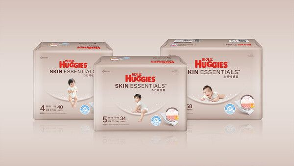 유한킴벌리는 민감하고 연약한 아기 피부를 고려한 프리미엄 더마 기저귀 '하기스 스킨 에센셜'을 선보였다.&nbsp;유한킴벌리 제공 [뉴스락]